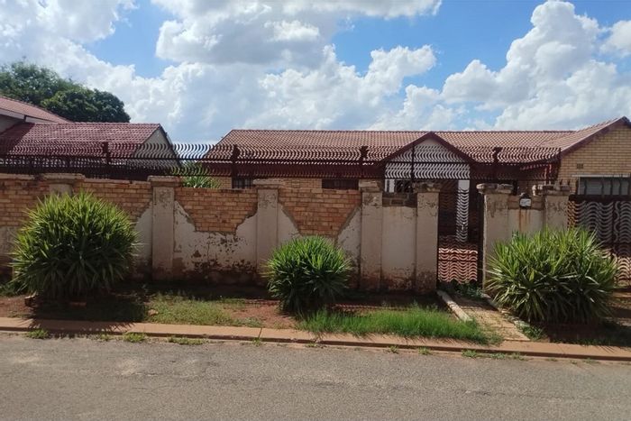 House for Sale in Lenasia Ext 13: 3 beds, garden, double garage, potential.