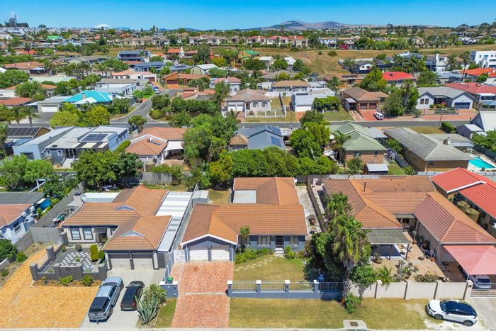 Spacious Uitzicht house with dual-living flatlet, garden, and security features for sale.
