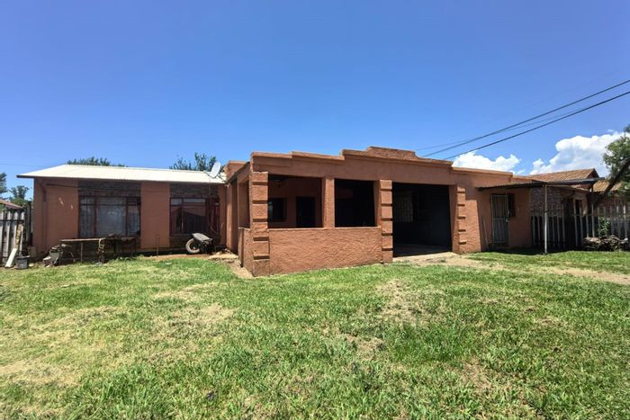 House For Sale in Sunset View: 3 bedrooms, spacious land, renovation potential.
