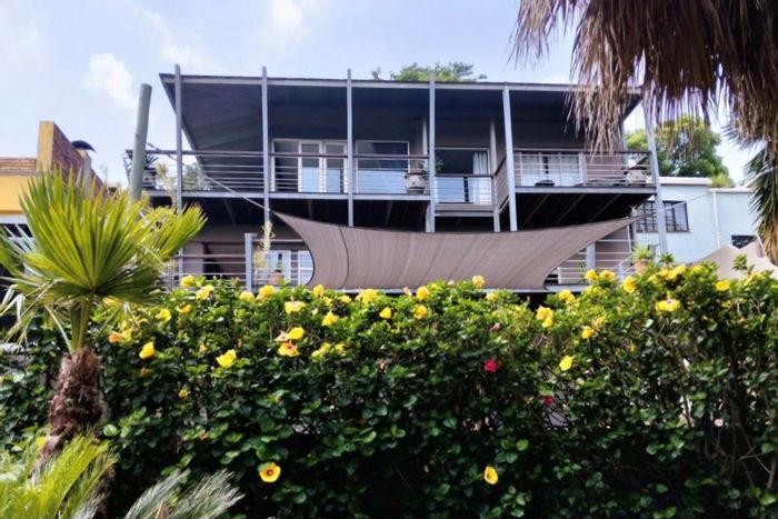 Kensington House For Sale: 3 bedrooms, pool, wine room, and multiple cottages.
