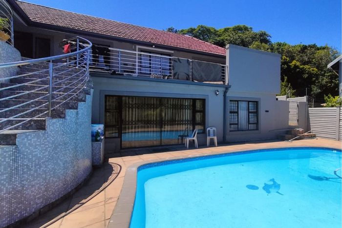 Cottage To Rent in Durban North Central with pool access and secure parking.