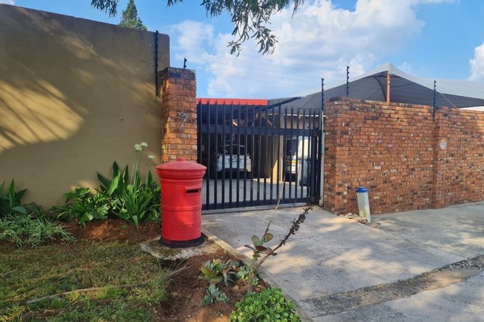 Reefhaven House For Sale: Three bedrooms, three flatlets, solar system, ample parking.