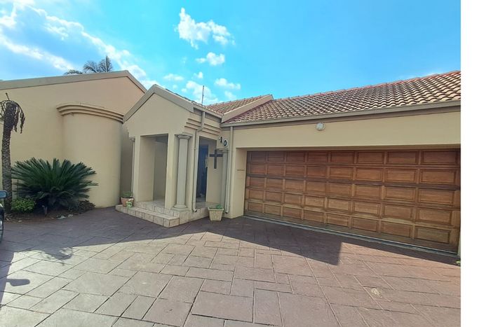 Eldoraigne Townhouse For Sale: 3 Bedrooms, pool, braai area, secure complex.