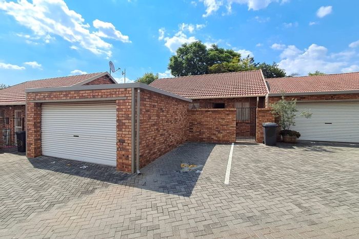 Die Hoewes Townhouse For Sale: 2 beds, pet-friendly, near amenities, no loadshedding.