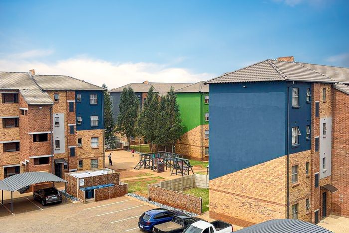 Heuweloord Apartment For Sale: 2 Bedrooms, secure complex, near amenities and highways.