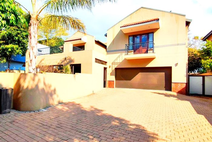 For Sale: House in Greenstone Hill with open-plan kitchen, balcony, and pool access.