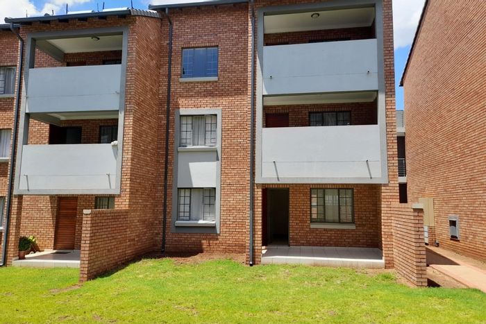 To Rent: 2-Bedroom Apartment in Sagewood with Pool, Clubhouse, and Security.