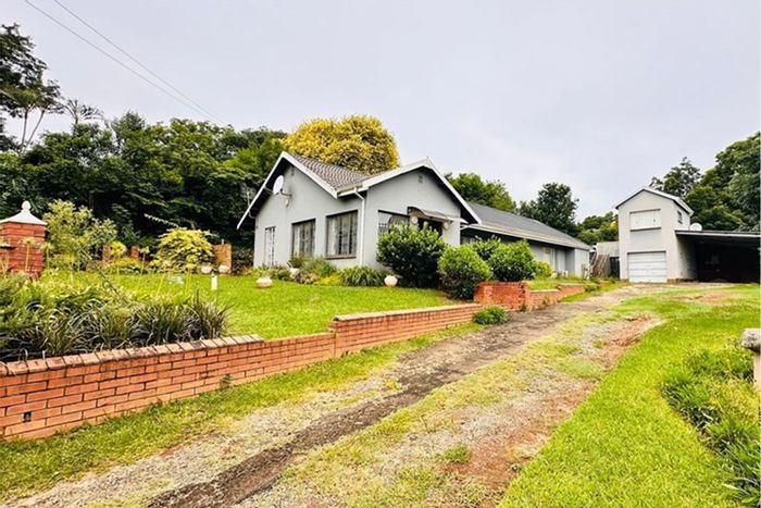 House To Rent in Prestbury: 3 Bedrooms, Garden, Garage, Near Amenities.