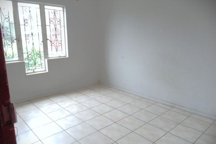 Scottsville Apartment To Rent: Two rooms, shared kitchen and bathroom, secure location.