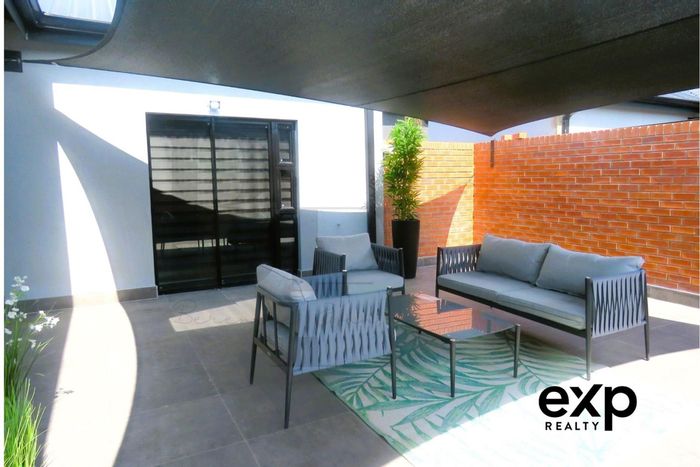 Rivonia Townhouse To Rent: 3 beds, garden, double garage, secure complex amenities.
