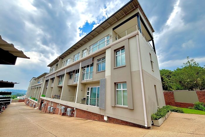 Bryanston Townhouse For Sale: 3 beds, pool, gym, and scenic views.