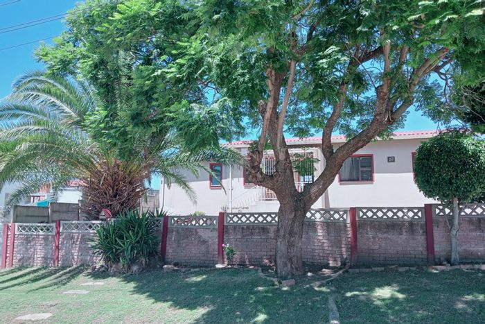 Valleisig House For Sale: Entertainer's dream with flatlet and ample parking.