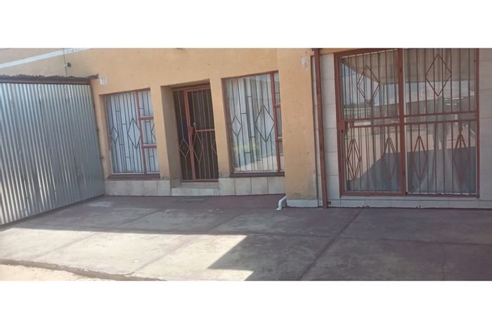 Seshego Apartment For Sale: 4 bachelor rooms, 2 apartments, prepaid electricity, parking.