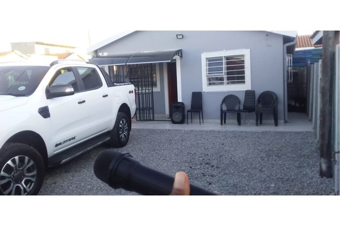 2-Bedroom House in Mfuleni For Sale: Parking for 4, near schools and transport.