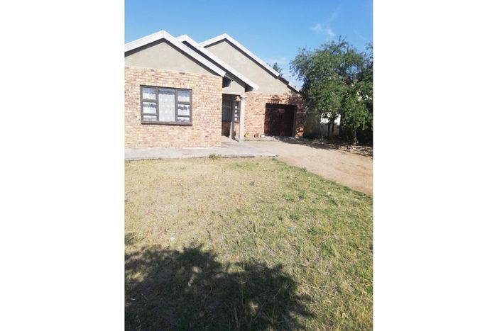 3-Bedroom House For Sale in Osizweni with Garage and Spacious Yard.
