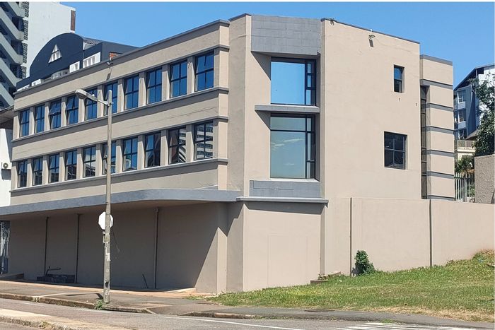 Westridge Townhouse For Sale: Ideal student accommodation with ample parking and flexible layout.