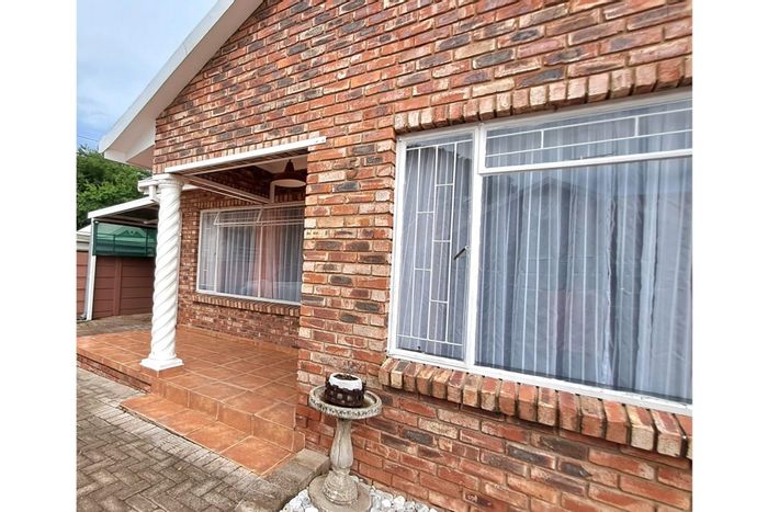 Townhouse For Sale in Parys Central: 2 Bedrooms, Garage, Security, Low-Maintenance Yard.