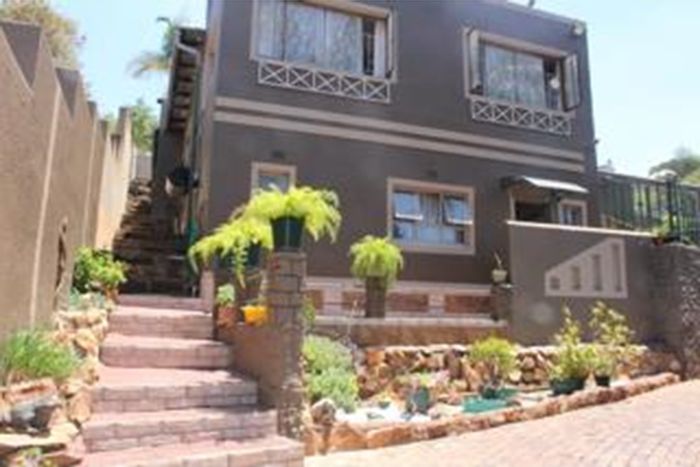 For Sale: House in Roodekrans with pool, flatlet, and development potential.