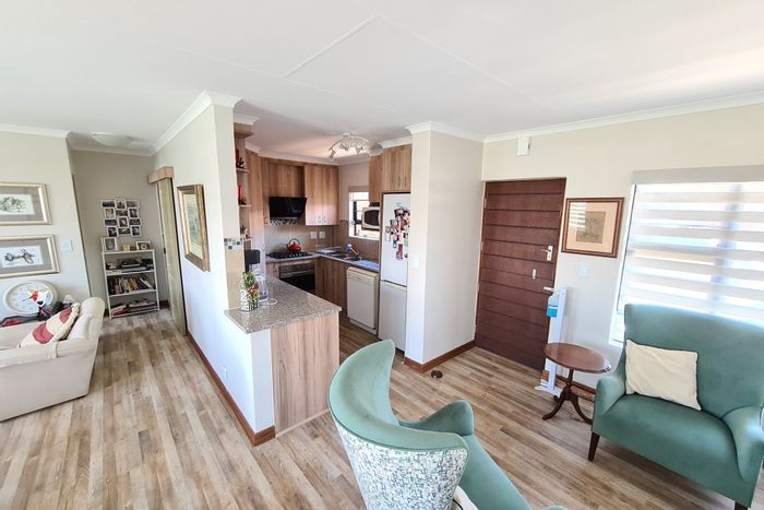 Townhouse for Sale in Olympus AH: 1 bed, medical services, lifestyle center access.
