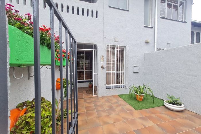 Florida Park Townhouse For Sale: 3 beds, pool, garden, secure complex amenities.