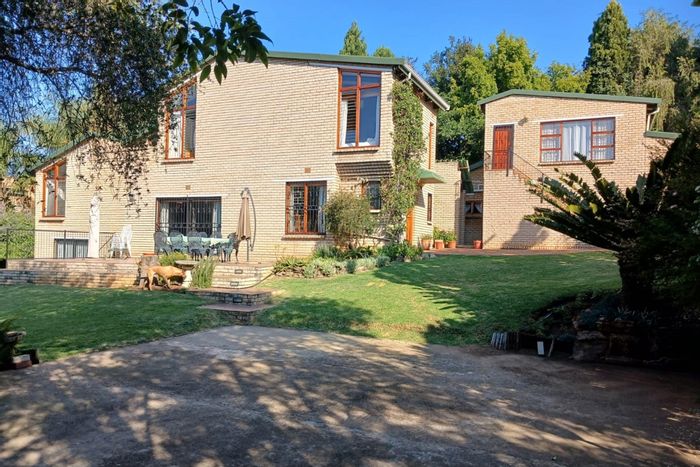 Boskruin House For Sale: 3 Bedrooms, flatlet, pool, secure neighborhood, ample parking.