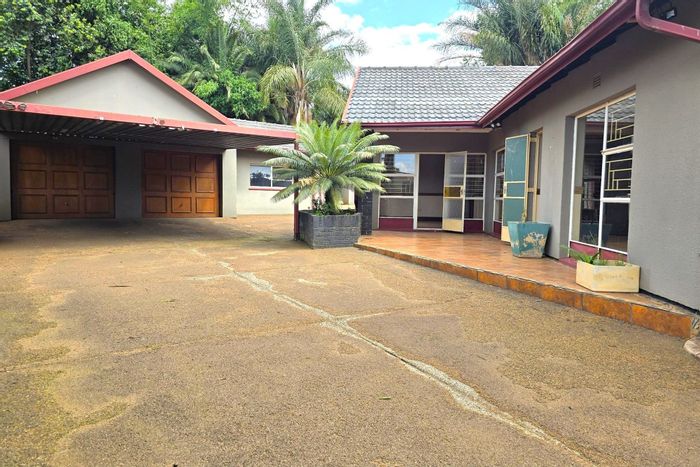 Glen Marais House For Sale: Pool, entertainment room, 10 parking spaces, secure area.