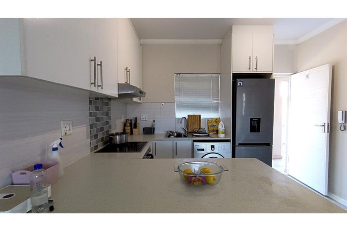 Flamingo Vlei Apartment For Sale: 2 Bedrooms, secure parking, balcony, ideal investment.