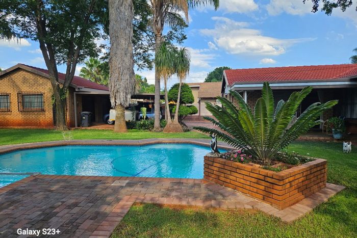 For Sale: House in Hesteapark with pool, garden, and ample parking.
