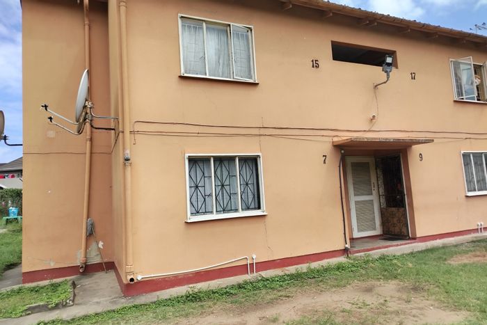 Ground-floor apartment for sale in Palmview, near schools and shopping.