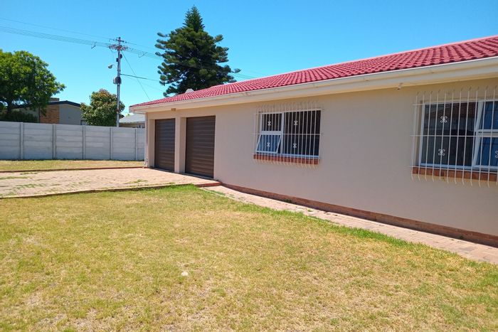 Churchill Estate House For Sale: Corner plot, garden, braai area, close to schools.