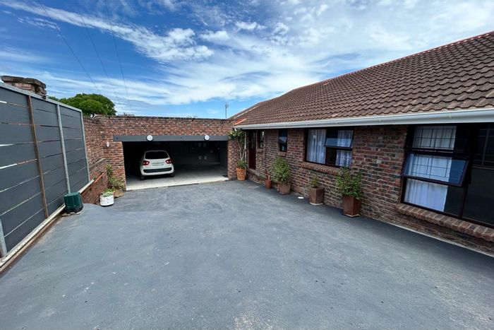 For Sale: House in Sunrise On Sea with sea views, spacious balcony, and double garage.