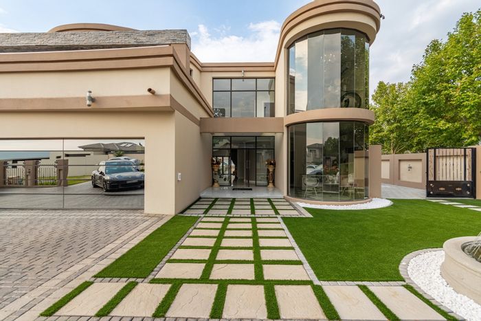 Broadacres House For Sale: 5 beds, cinema, gym, solar power, staff quarters.