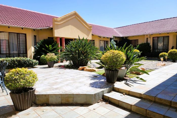 Glen Marais Small Holding For Sale: 9 bedrooms, entertainment area, guest suites, landscaped garden.