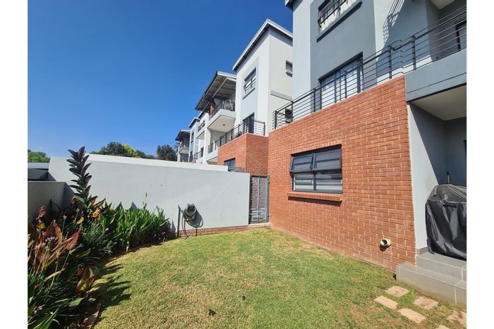 Lonehill Apartment For Sale: Private garden, pet-friendly, 2 parking spaces, great amenities.