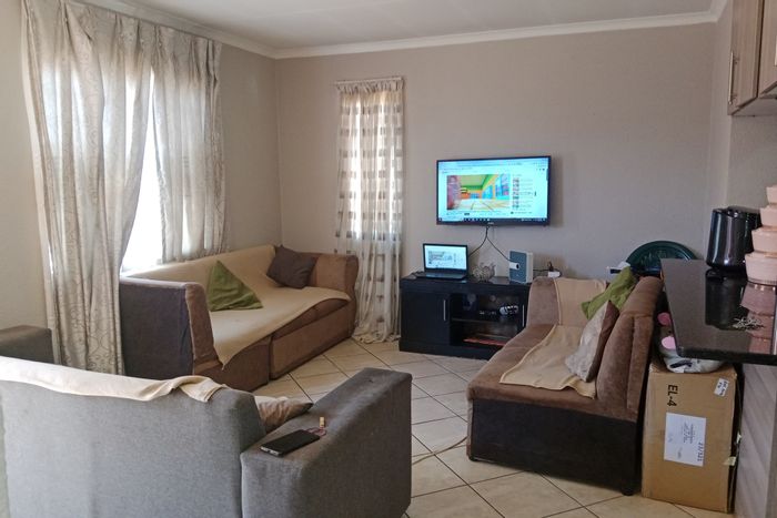 House To Rent in Nellmapius: 3 Bedrooms, Secure Yard, Prepaid Utilities.