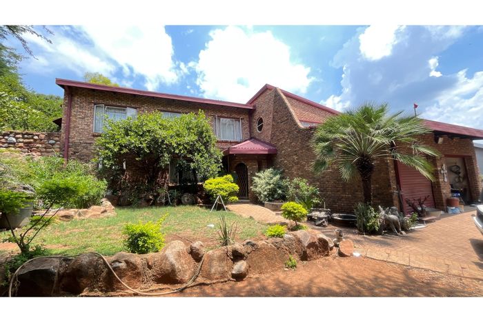 Elandsrand House For Sale: 4-5 bedrooms, pool, Lapa, double garage, spacious garden.