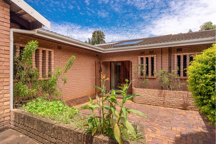 Kloof Central House For Sale: 5 beds, cottage, pool, security, ample parking.