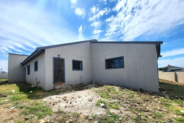 For Sale: 4-bed, 3-bath house in Fountains Estate with garden and sea views.