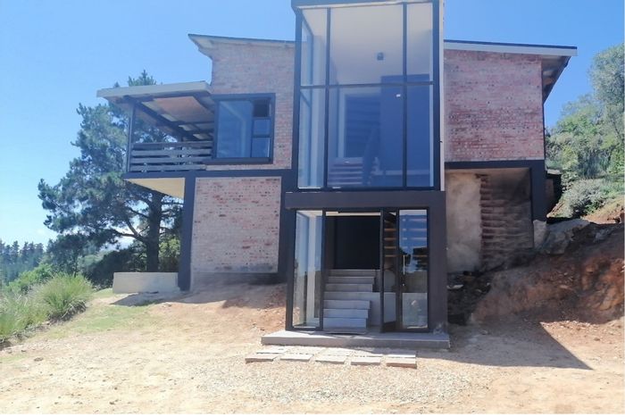 For Sale: Spacious 5-Bedroom House in Groot Brakrivier Central with Scenic Views.