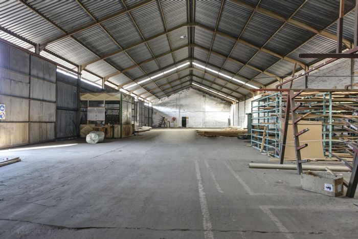 Industrial property for sale in Uitvlught with versatile space and secure access.
