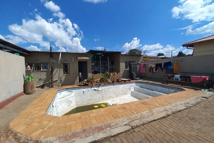 Spacious 7-bedroom house with cottage, pool, and ample parking in Bezuidenhout Valley. For Sale.