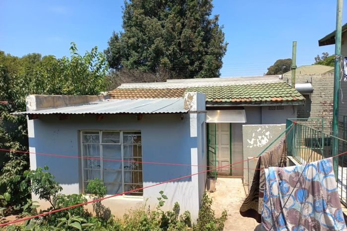 3-Bedroom House with Cottage Income, 3 Parking Spaces in Bezuidenhout Valley For Sale.