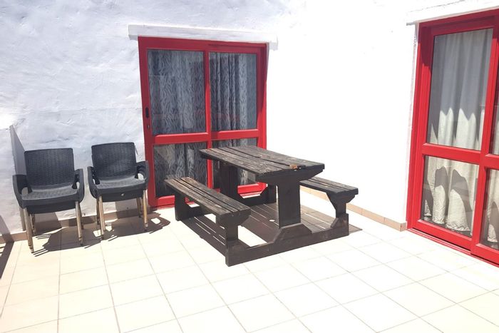 Apollo Ridge Townhouse To Rent: Two units, 6 bedrooms, outdoor entertainment, close to amenities.