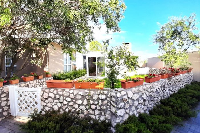 Country Club Apartment To Rent: En-suite, meals included, pool access, peaceful living.