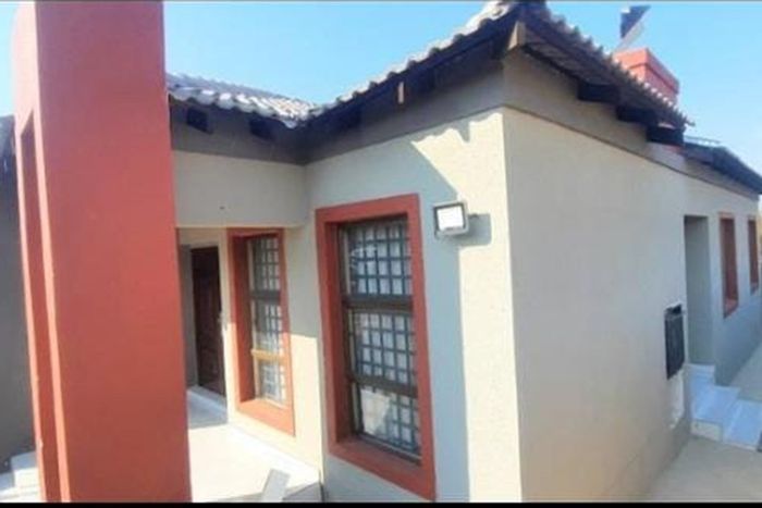 For Sale: House in Mahlasedi Park with 3 bedrooms, 2 bathrooms, double garage.