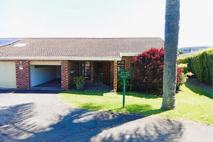 Gonubie Townhouse For Sale: Secure living, communal amenities, close to shops and beach.