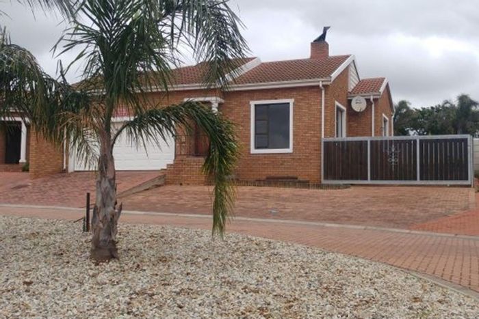 For Sale: House in Moorreesburg Central with open plan living, security features, and garage.