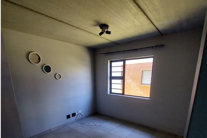 For Sale: 2-bedroom apartment in Jabulani, near mall and squash court access.