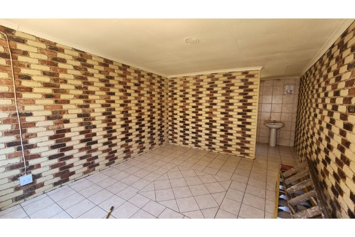 Brakpan Central House For Sale: 12 rooms, 5 en-suites, high rental potential.