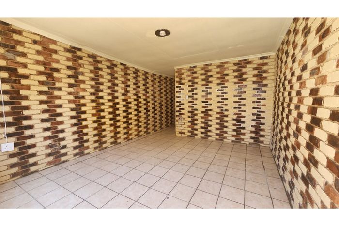 For Sale: House in Brakpan Central with 12 rooms, strong rental income potential.